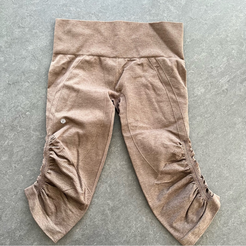 lululemon | Vintage In the Flow ruched crop leggings. Size 6. Taupe color